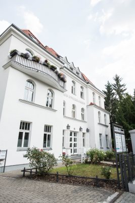 Außenansicht der weißen Fassade unseres Büros